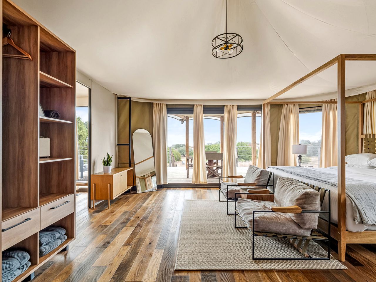 Beautiful Glamping Lodge with Mini-Bar and Fire Pit for an Unforgettable Escape in Stonewall, Texas