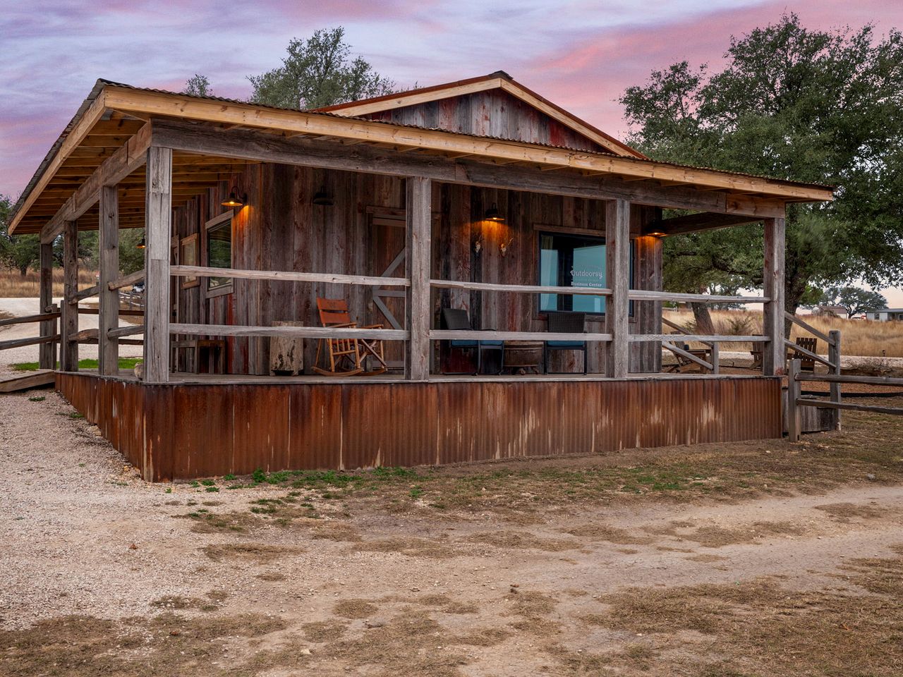 Beautiful Glamping Lodge with Mini-Bar and Fire Pit for an Unforgettable Escape in Stonewall, Texas