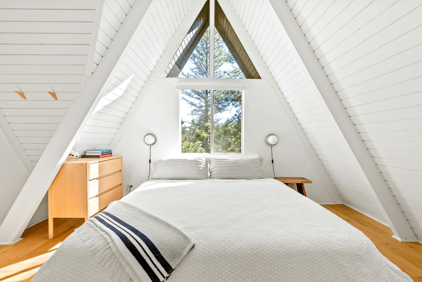 Incredible Modern A-Frame Cabin with Beautiful Deck Surrounded by Trees for an Unforgettable Unique Getaway in Nature in Lake Arrowhed, California
