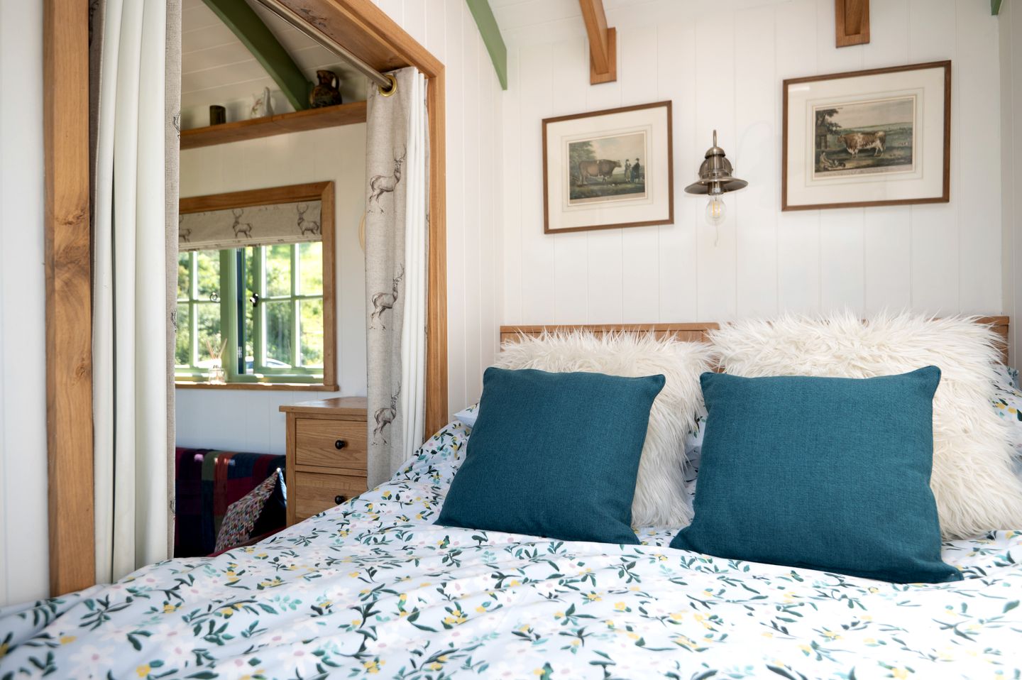 Gorgeous Dog-Friendly Shepherd's Hut with Breathtaking Views of the Somerset Levels near Langport, England