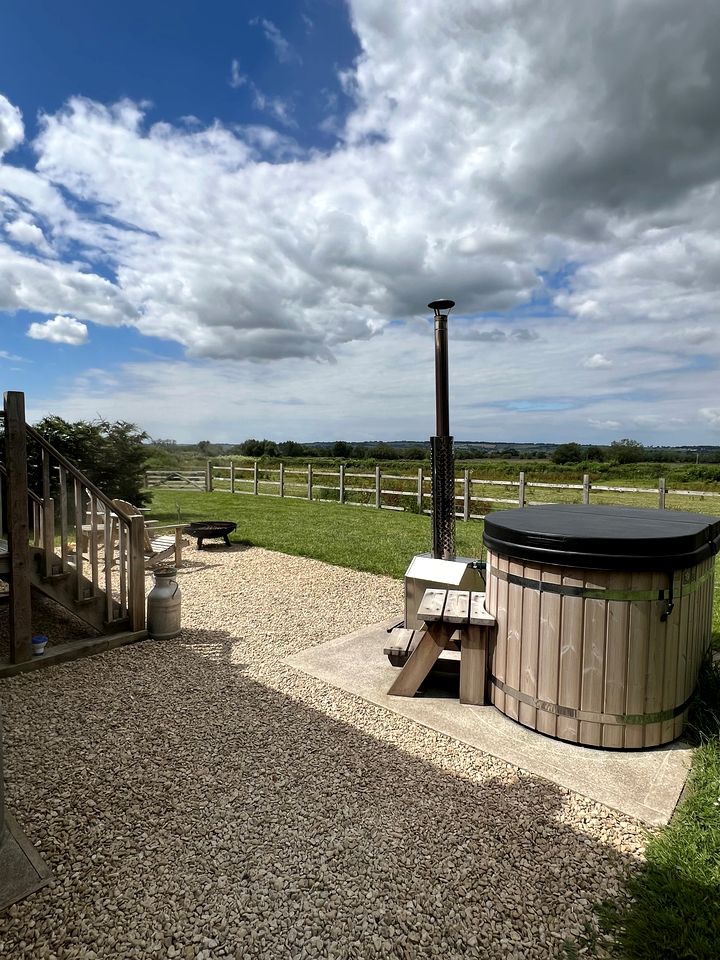 Gorgeous Dog-Friendly Shepherd's Hut with Breathtaking Views of the Somerset Levels near Langport, England