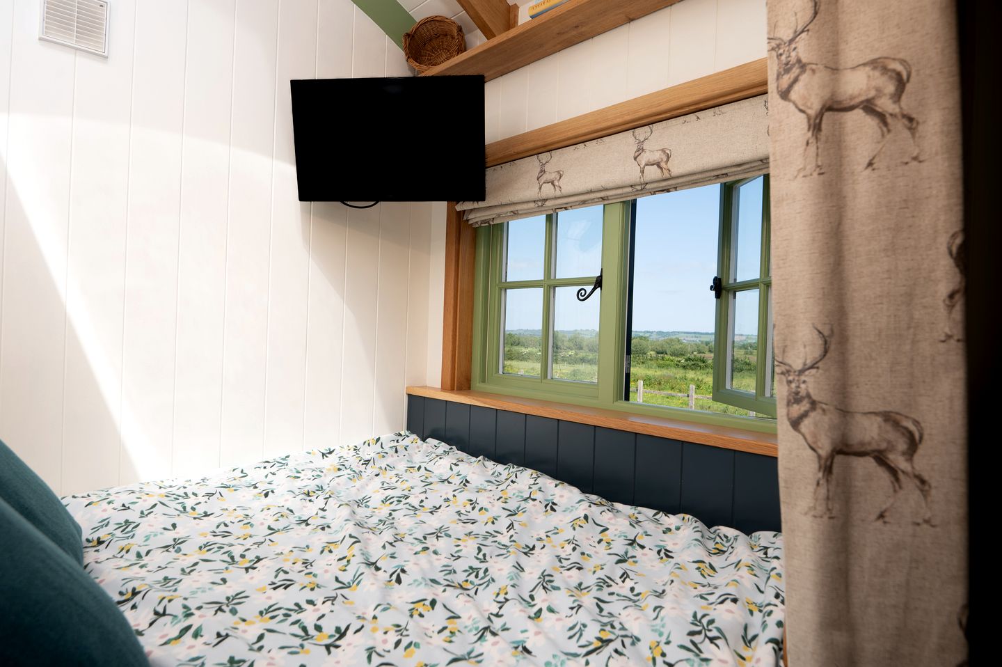 Gorgeous Dog-Friendly Shepherd's Hut with Breathtaking Views of the Somerset Levels near Langport, England