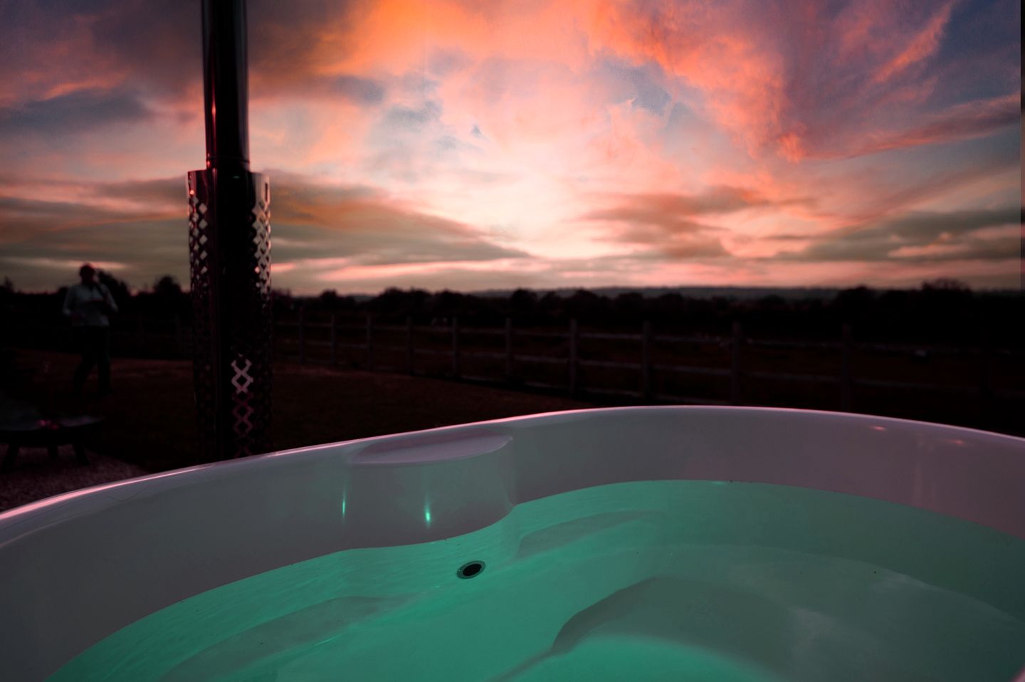 Gorgeous Dog-Friendly Shepherd's Hut with Breathtaking Views of the Somerset Levels near Langport, England