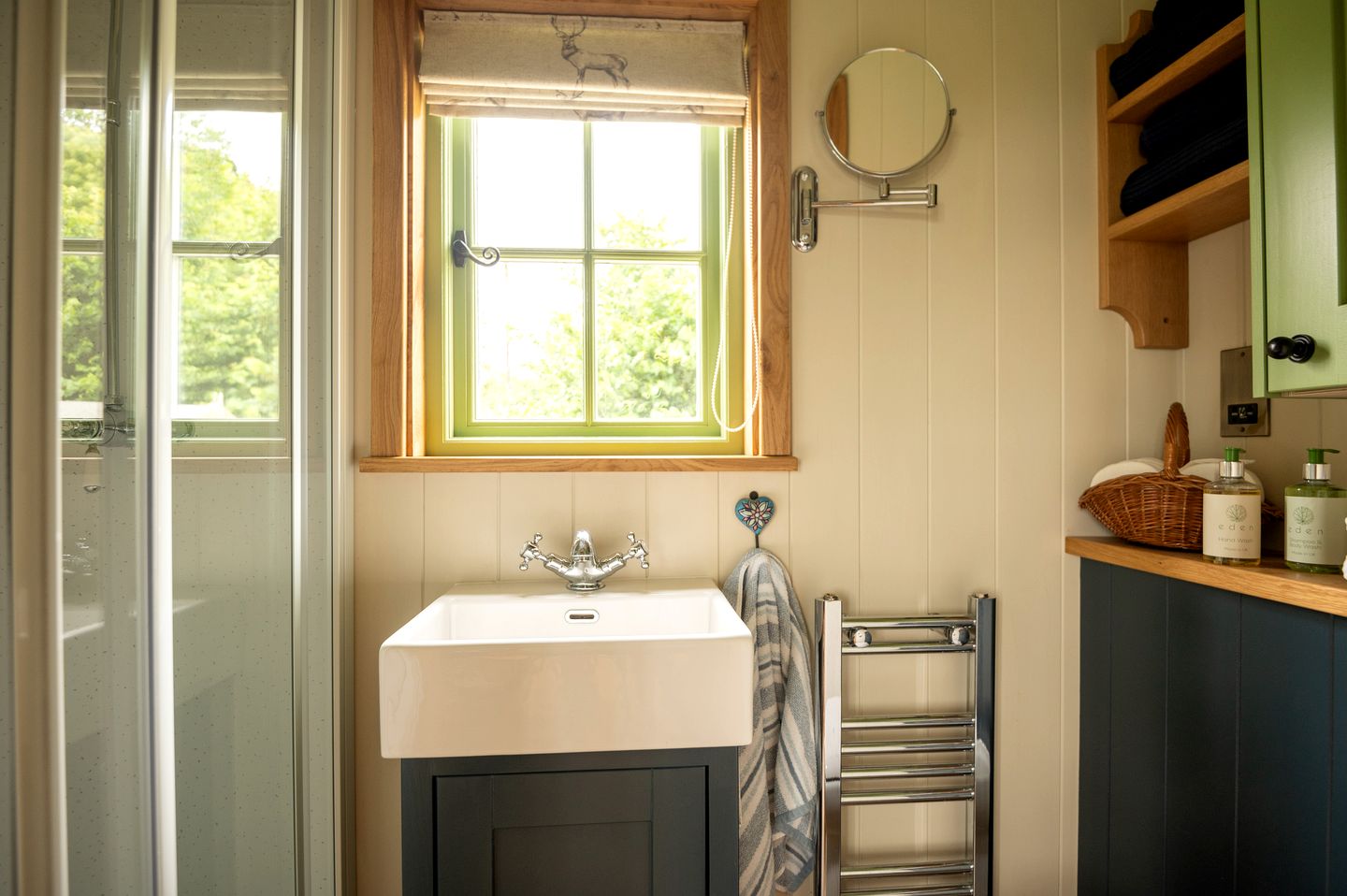Gorgeous Dog-Friendly Shepherd's Hut with Breathtaking Views of the Somerset Levels near Langport, England