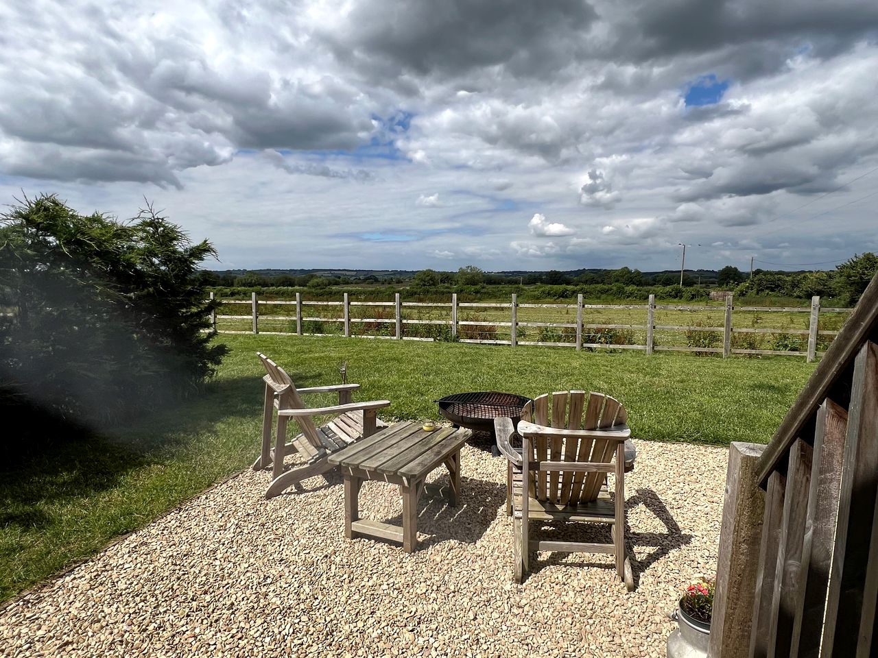 Gorgeous Dog-Friendly Shepherd's Hut with Breathtaking Views of the Somerset Levels near Langport, England