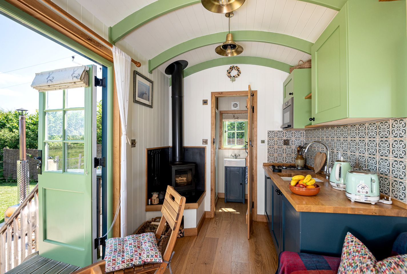 Gorgeous Dog-Friendly Shepherd's Hut with Breathtaking Views of the Somerset Levels near Langport, England