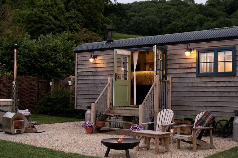 Gorgeous Dog-Friendly Shepherd's Hut with Breathtaking Views of the Somerset Levels near Langport, England