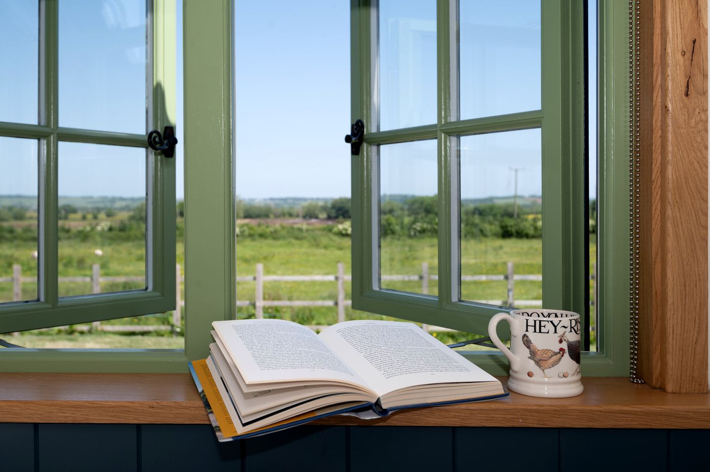 Gorgeous Dog-Friendly Shepherd's Hut with Breathtaking Views of the Somerset Levels near Langport, England