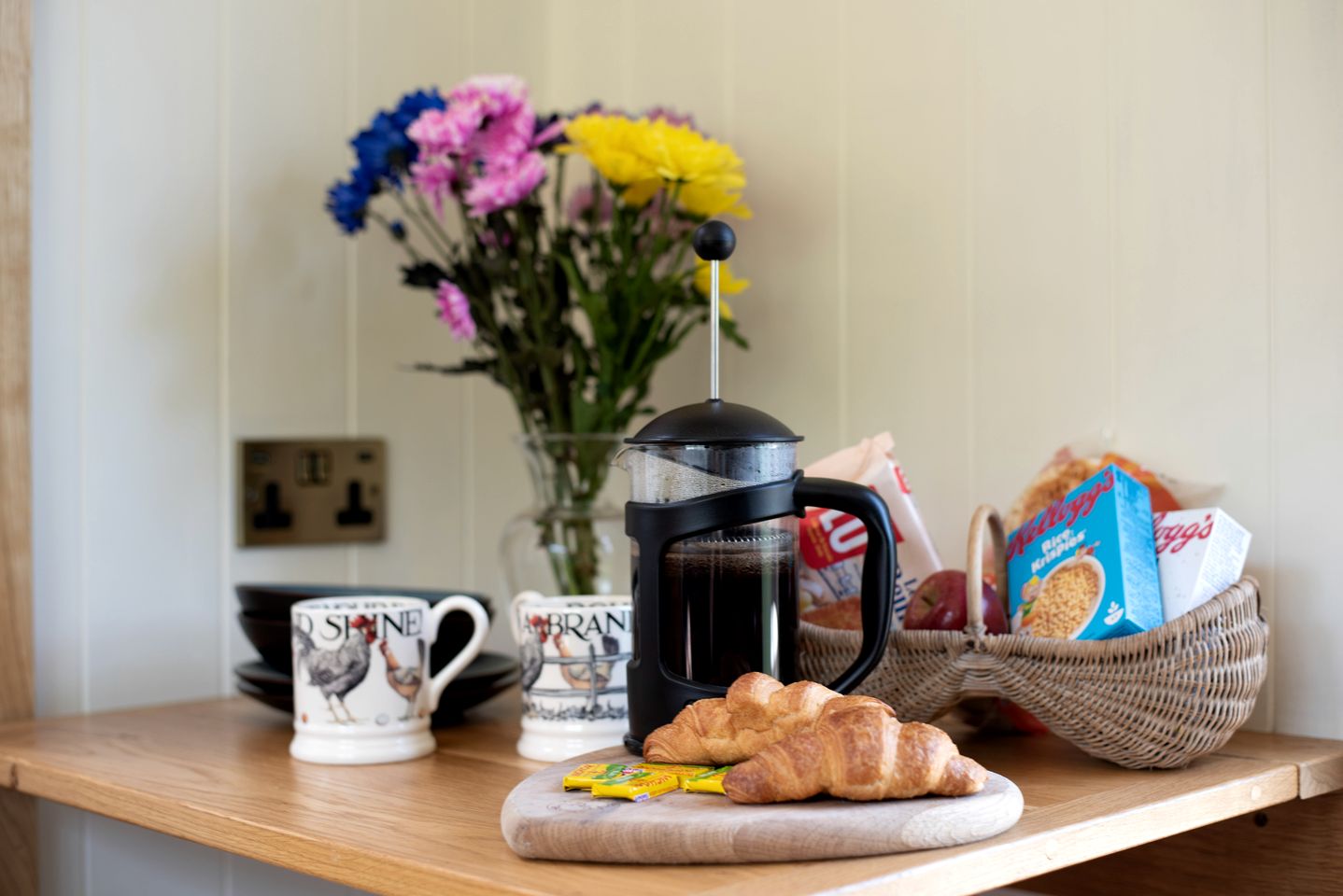 Gorgeous Dog-Friendly Shepherd's Hut with Breathtaking Views of the Somerset Levels near Langport, England