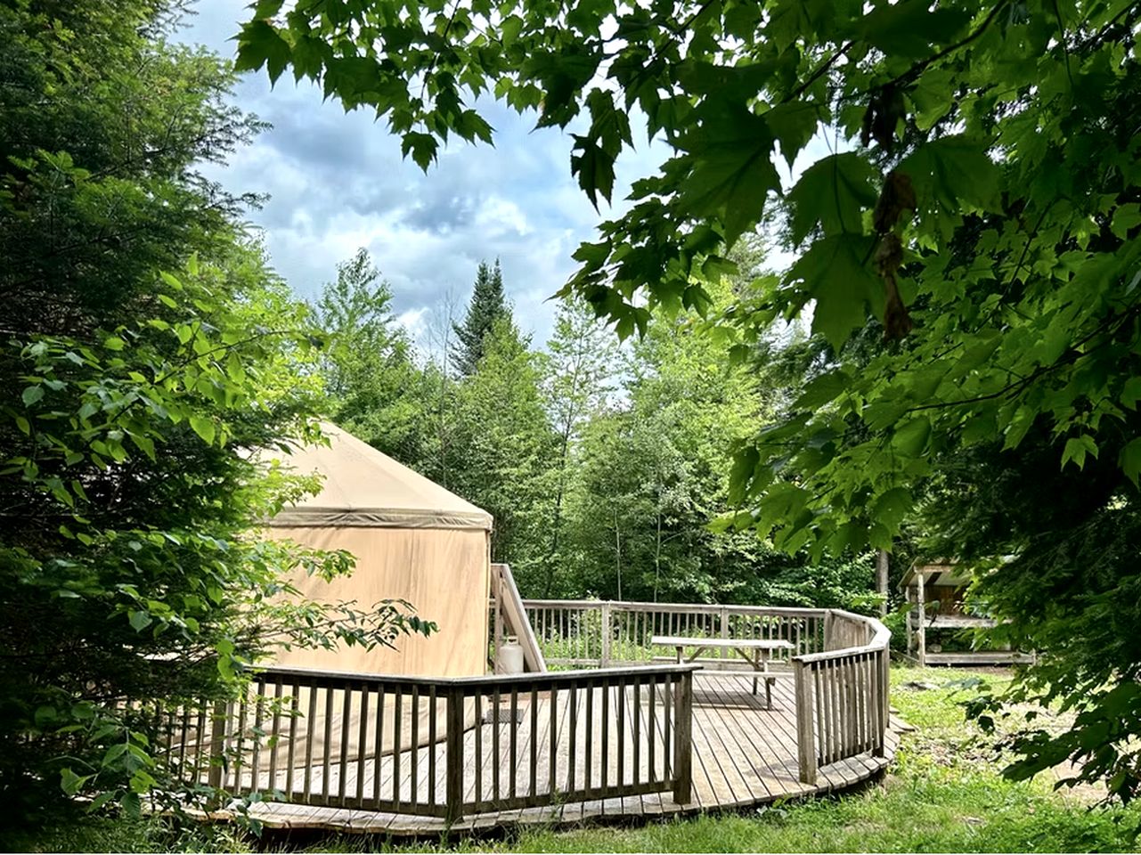 Beautiful Cozy Yurt with Spacious Deck and Incredible Panoramic Mountain Views for an Unforgettable Glamping Experience in Harrington, Quebec