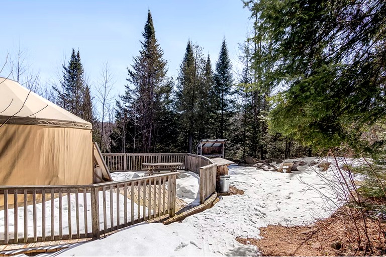 Beautiful Cozy Yurt with Spacious Deck and Incredible Panoramic Mountain Views for an Unforgettable Glamping Experience in Harrington, Quebec