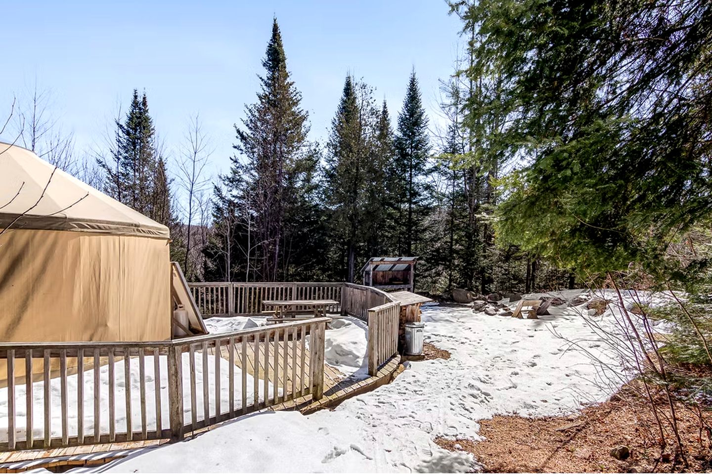 Beautiful Cozy Yurt with Spacious Deck and Incredible Panoramic Mountain Views for an Unforgettable Glamping Experience in Harrington, Quebec