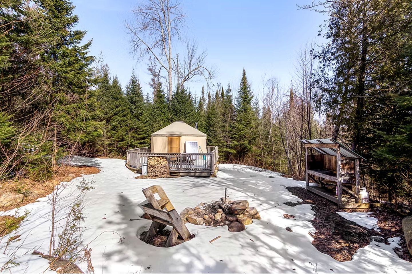 Beautiful Cozy Yurt with Spacious Deck and Incredible Panoramic Mountain Views for an Unforgettable Glamping Experience in Harrington, Quebec