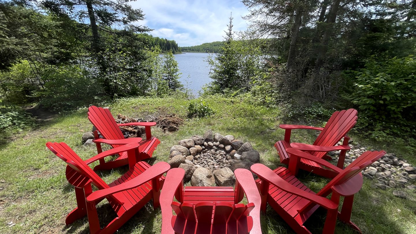 Beautiful Off-Grid Cedar Log Cabin Nestled in the Woods with Direct Access to Duncan Lake for an Unforgettable Getaway in Ontario