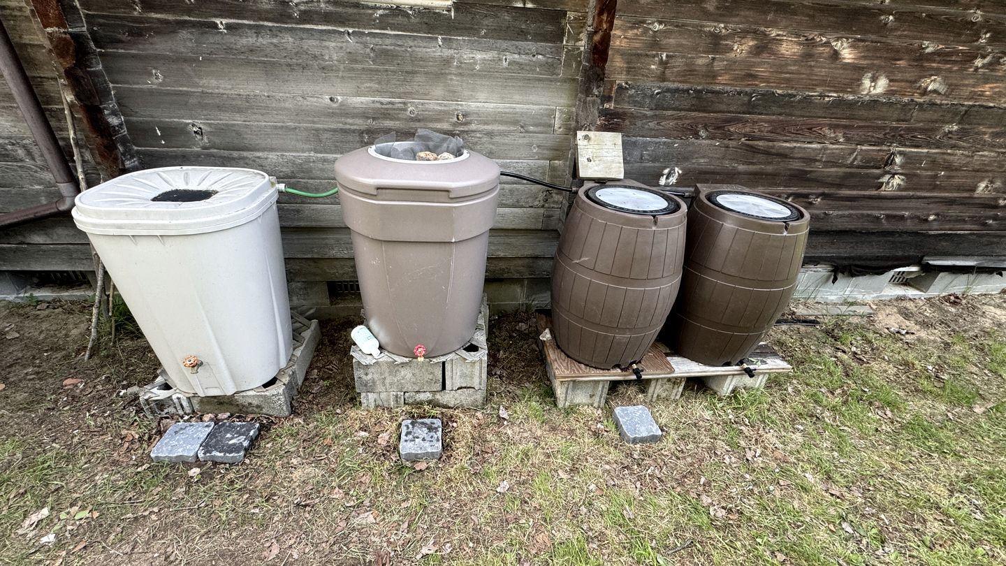 Beautiful Off-Grid Cedar Log Cabin Nestled in the Woods with Direct Access to Duncan Lake for an Unforgettable Getaway in Ontario