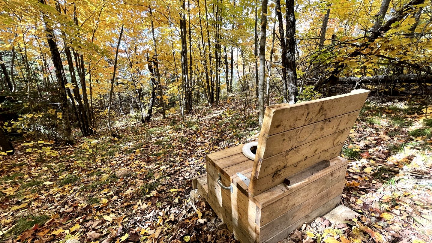 Beautiful Off-Grid Cedar Log Cabin Nestled in the Woods with Direct Access to Duncan Lake for an Unforgettable Getaway in Ontario
