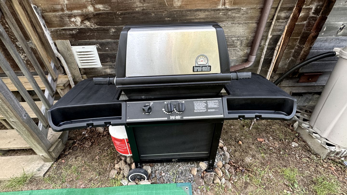 Beautiful Off-Grid Cedar Log Cabin Nestled in the Woods with Direct Access to Duncan Lake for an Unforgettable Getaway in Ontario