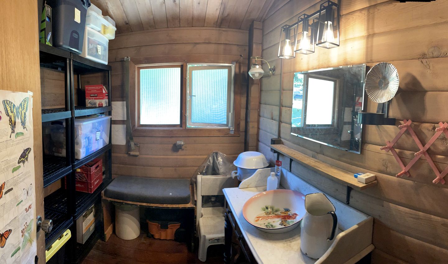 Beautiful Off-Grid Cedar Log Cabin Nestled in the Woods with Direct Access to Duncan Lake for an Unforgettable Getaway in Ontario