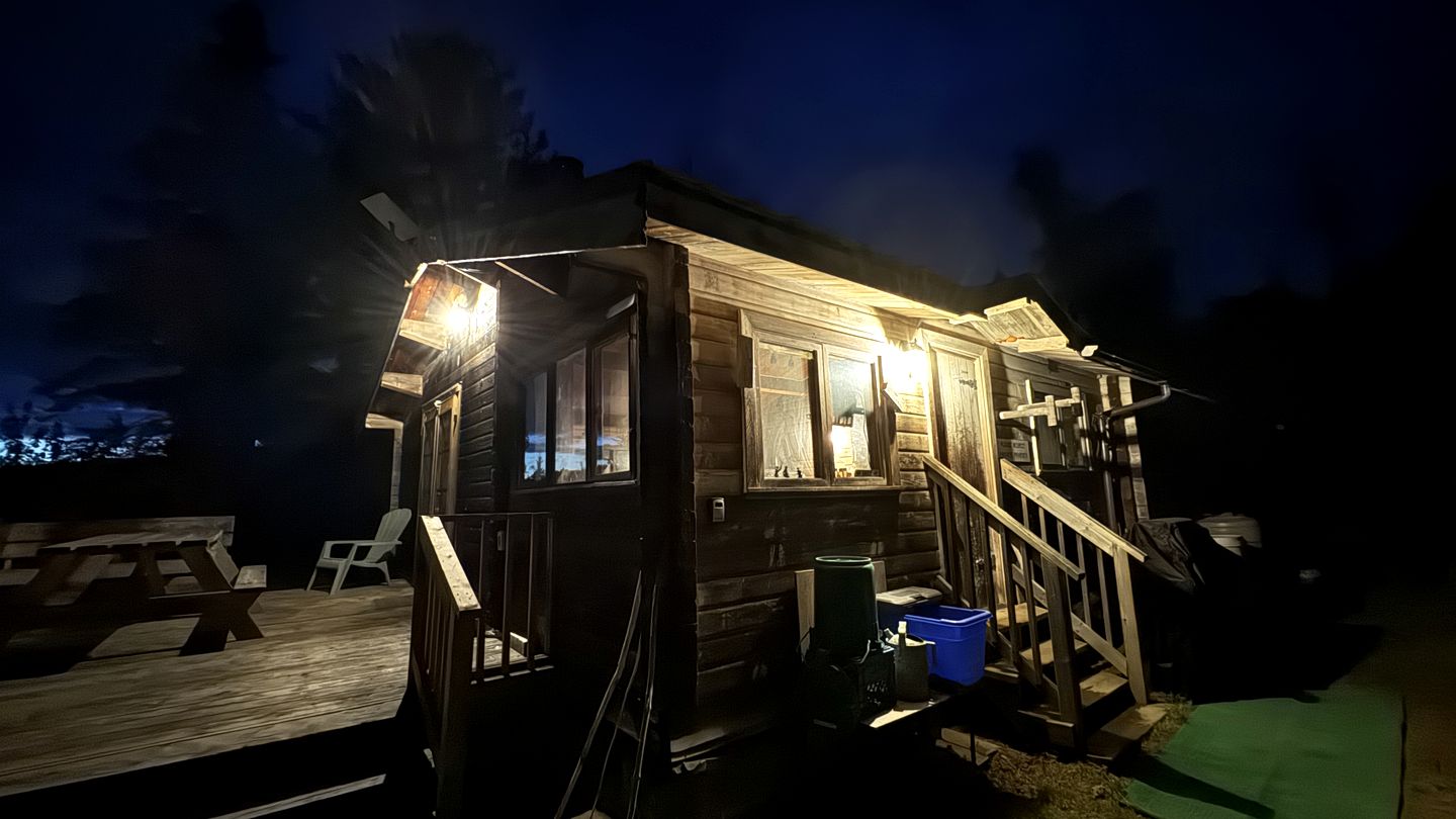 Beautiful Off-Grid Cedar Log Cabin Nestled in the Woods with Direct Access to Duncan Lake for an Unforgettable Getaway in Ontario