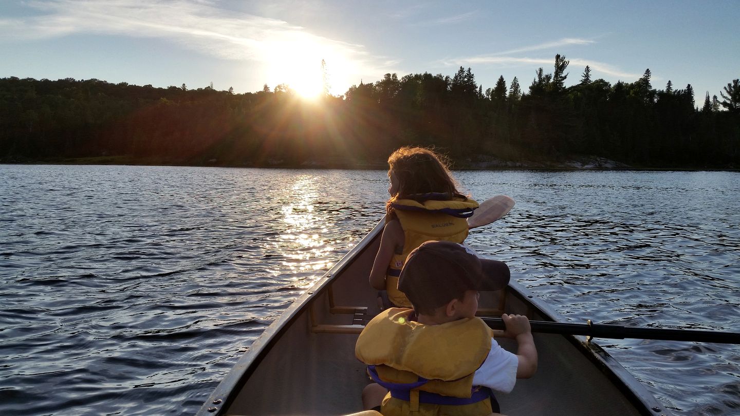 Beautiful Off-Grid Cedar Log Cabin Nestled in the Woods with Direct Access to Duncan Lake for an Unforgettable Getaway in Ontario