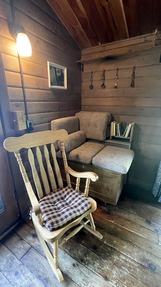 Beautiful Off-Grid Cedar Log Cabin Nestled in the Woods with Direct Access to Duncan Lake for an Unforgettable Getaway in Ontario