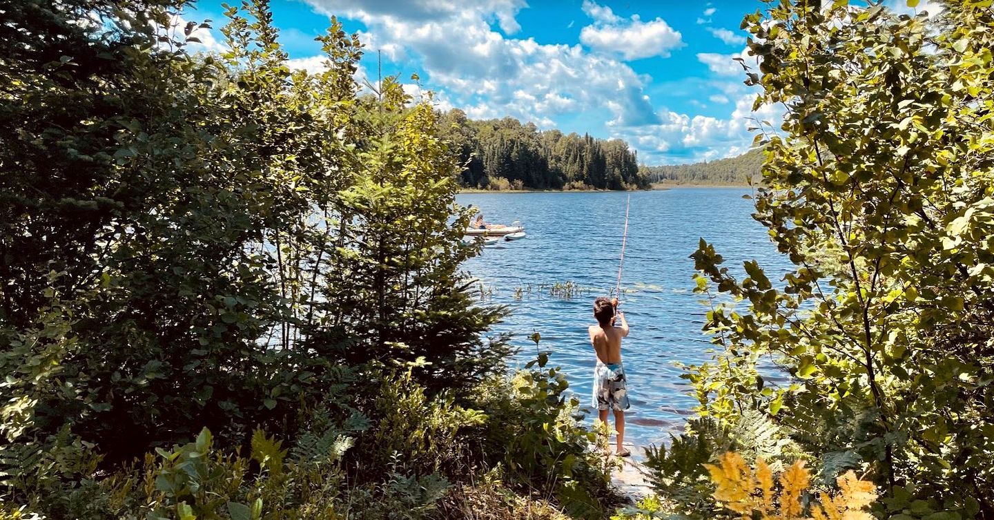 Beautiful Off-Grid Cedar Log Cabin Nestled in the Woods with Direct Access to Duncan Lake for an Unforgettable Getaway in Ontario