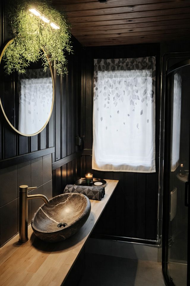 Unique Arctic Igloo Experience with Stunning Aurora Views in Norrbotten, Sweden