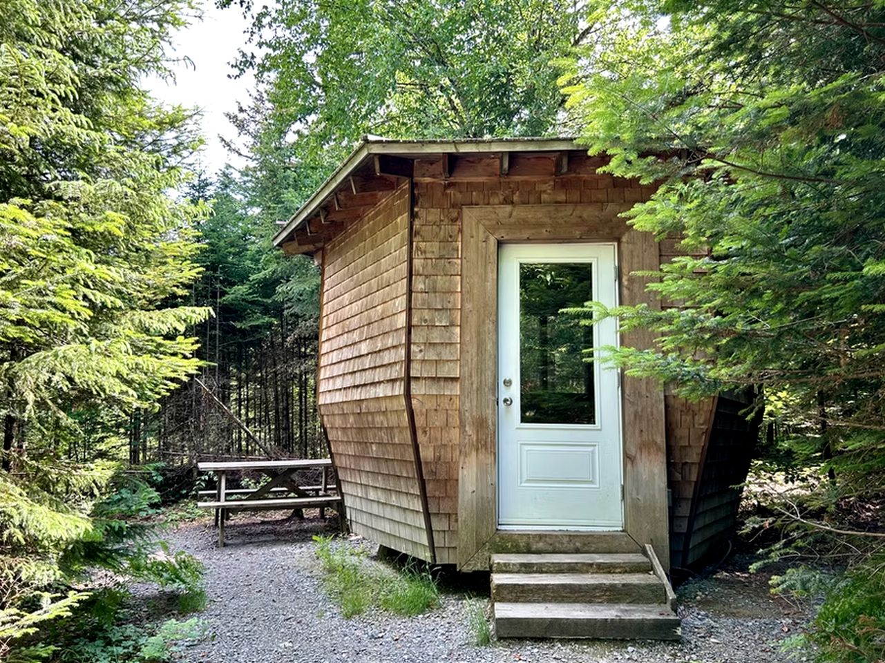 Unique Hexagonal Pod Surrounded by Nature for a Relaxing Escape near Lac Green, Quebec