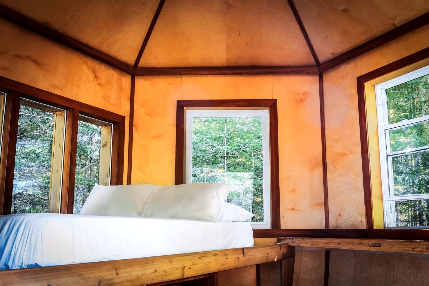 Unique Hexagonal Pod Surrounded by Nature for a Relaxing Escape near Lac Green, Quebec