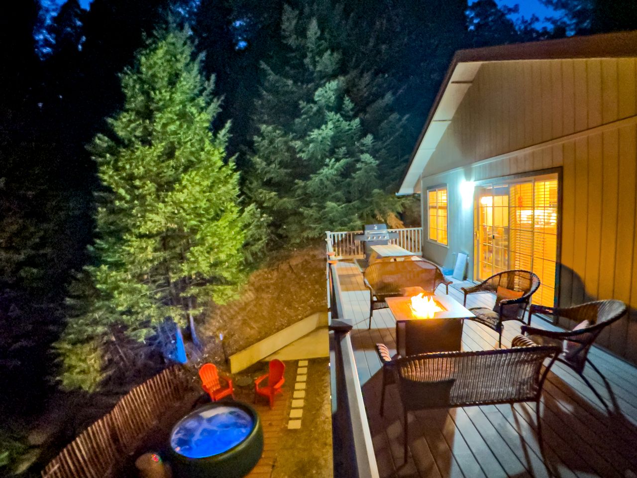 Beautiful Modern Cabin with Wraparound Deck Surrounded by Trees for a Peaceful Escape in Nature near Pioneer, California