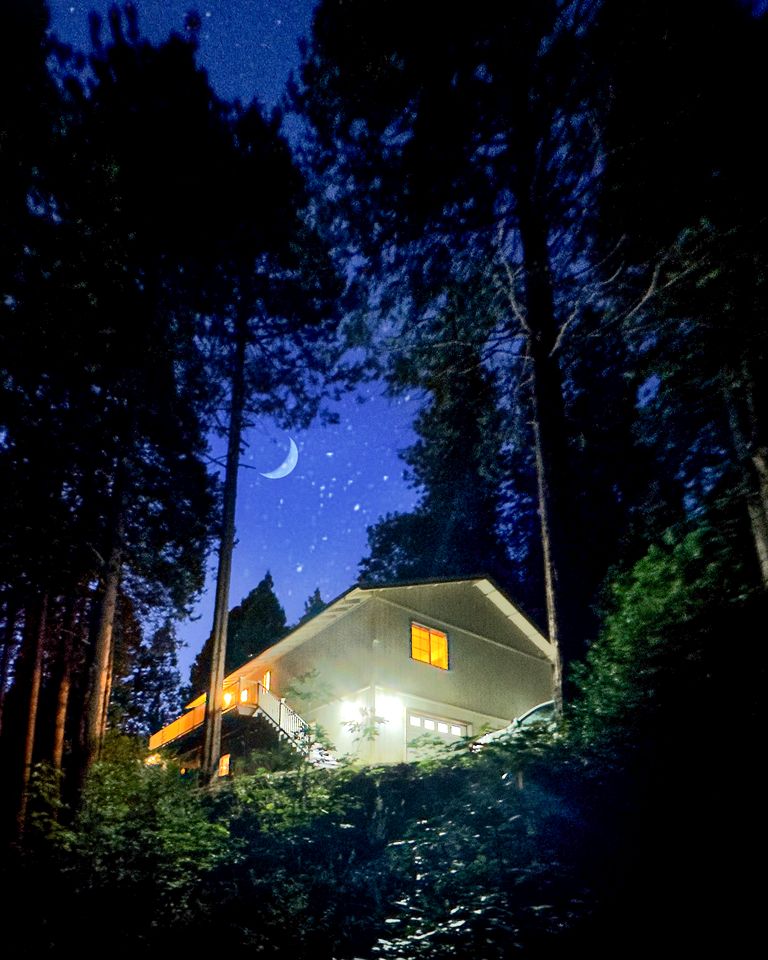 Beautiful Modern Cabin with Wraparound Deck Surrounded by Trees for a Peaceful Escape in Nature near Pioneer, California