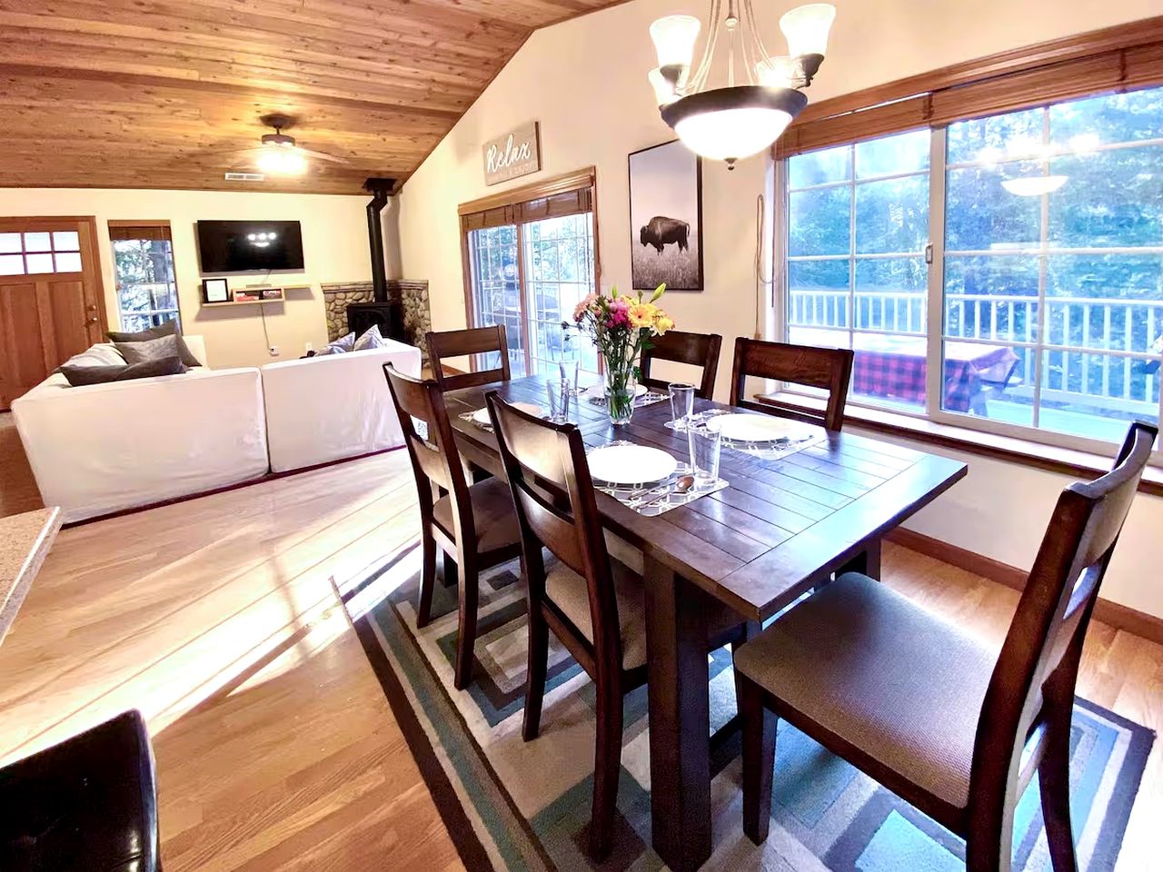 Beautiful Modern Cabin with Wraparound Deck Surrounded by Trees for a Peaceful Escape in Nature near Pioneer, California