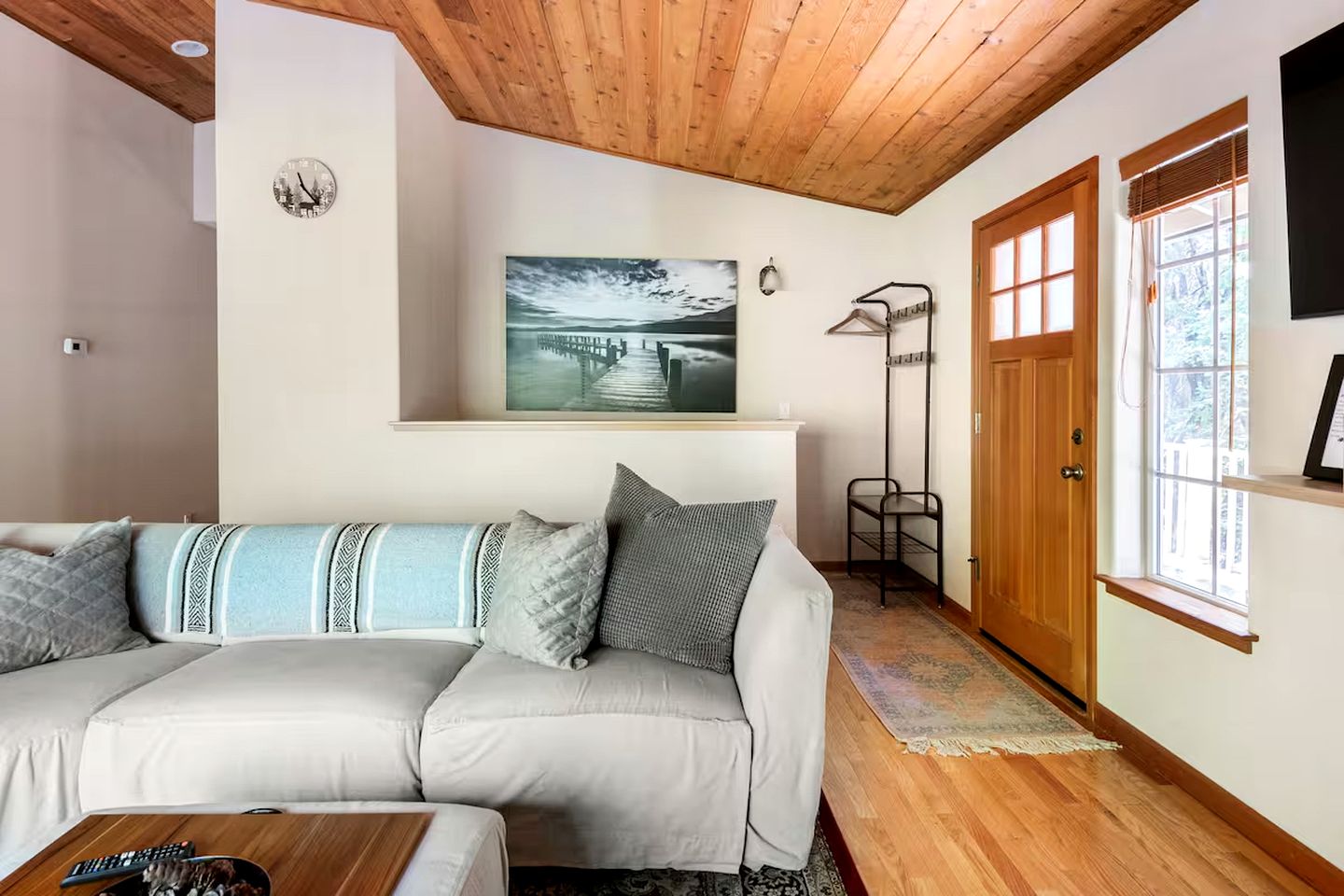 Beautiful Modern Cabin with Wraparound Deck Surrounded by Trees for a Peaceful Escape in Nature near Pioneer, California