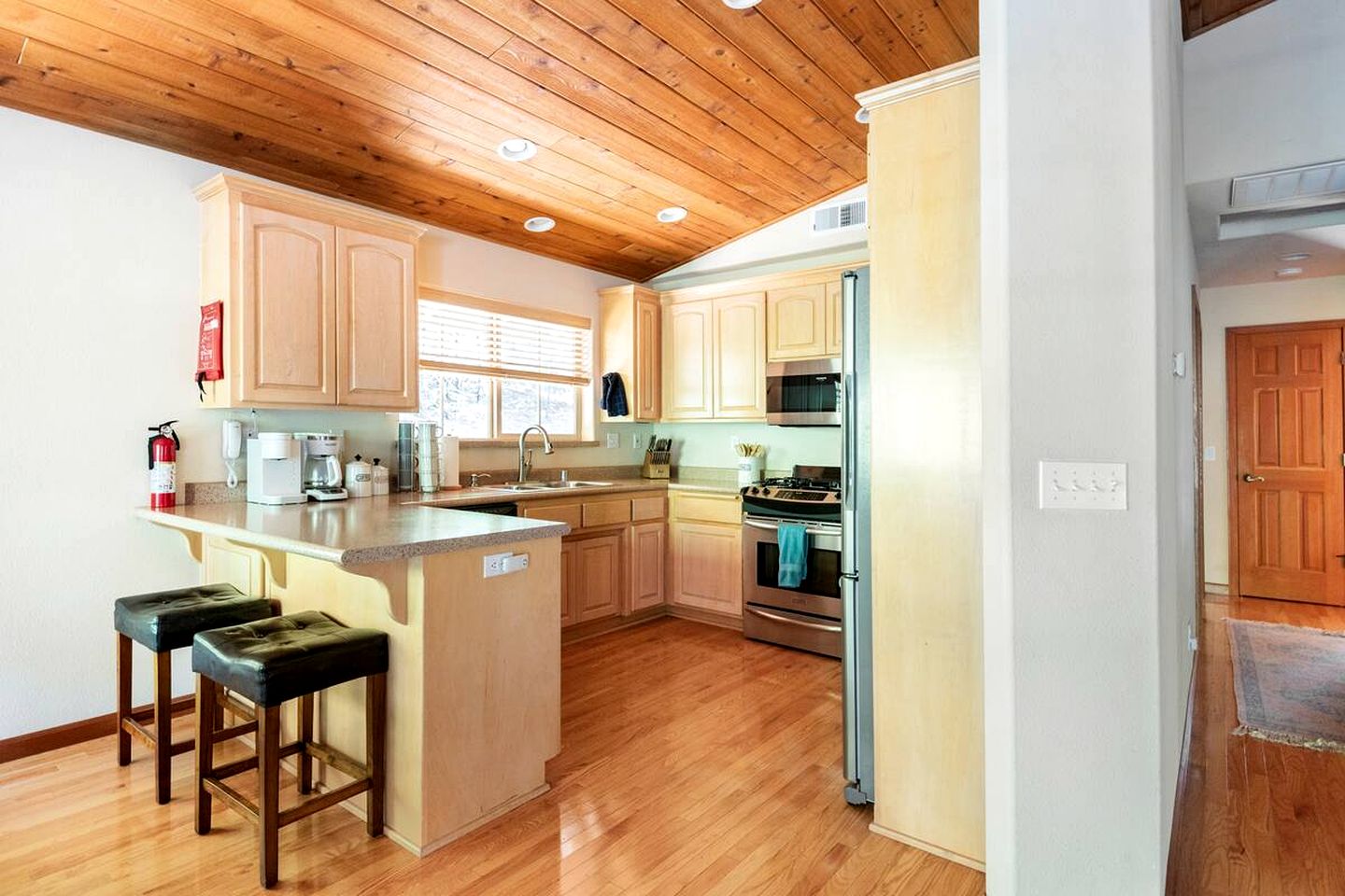 Beautiful Modern Cabin with Wraparound Deck Surrounded by Trees for a Peaceful Escape in Nature near Pioneer, California