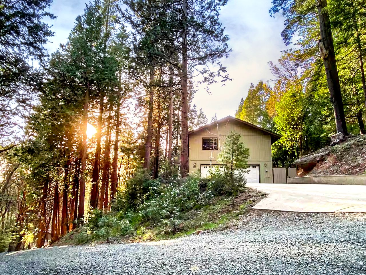 Beautiful Modern Cabin with Wraparound Deck Surrounded by Trees for a Peaceful Escape in Nature near Pioneer, California