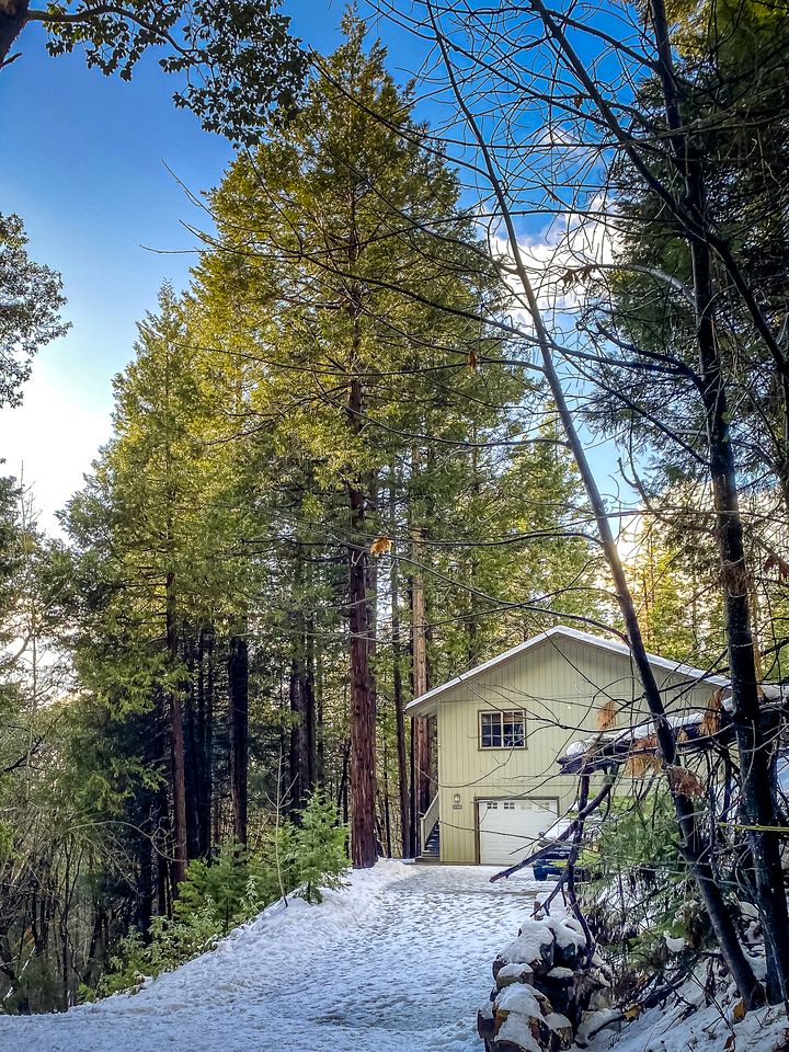 Beautiful Modern Cabin with Wraparound Deck Surrounded by Trees for a Peaceful Escape in Nature near Pioneer, California