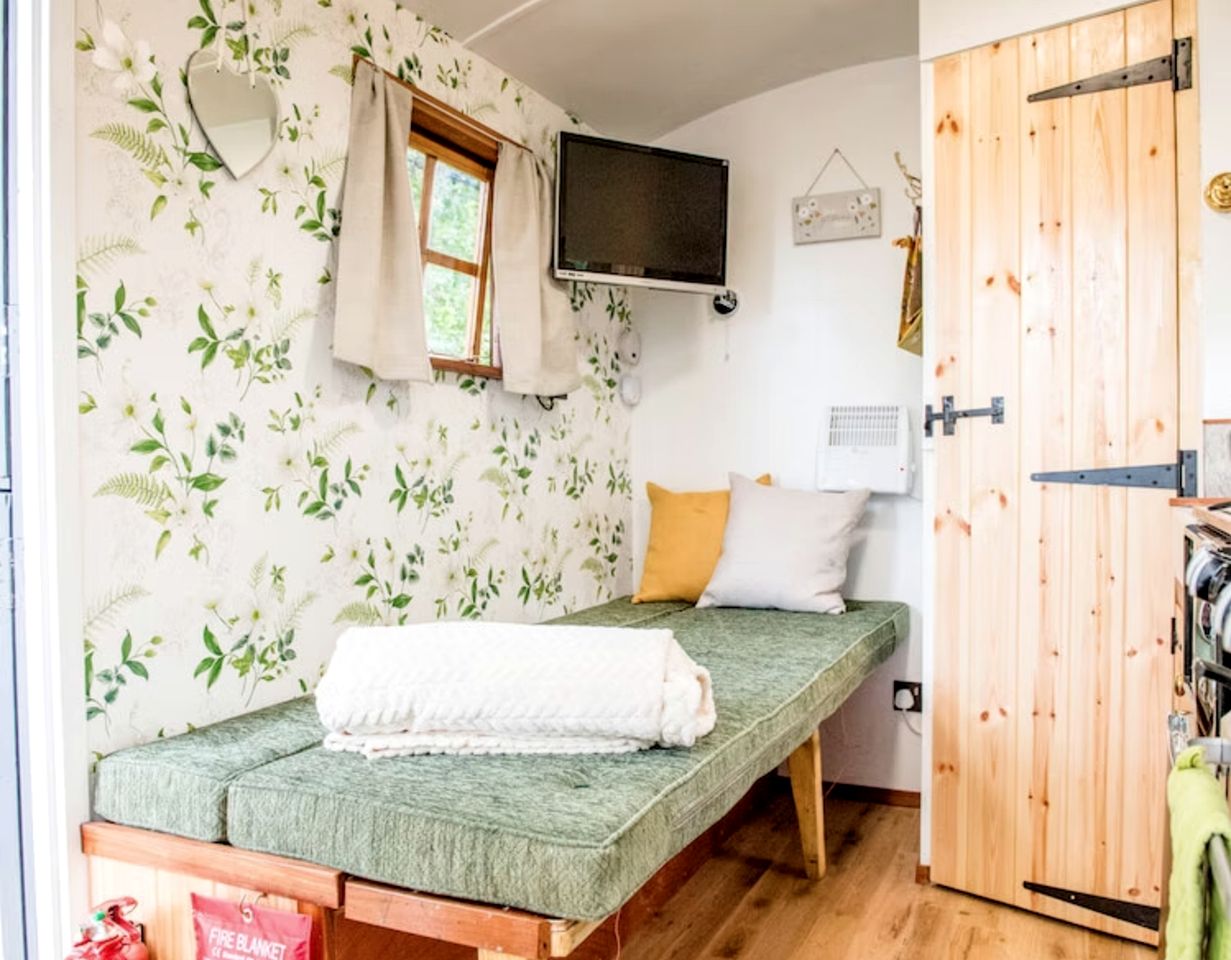Cozy Rustic Shepherd's Hut with Wood-Burning Stove for a Unique Getaway near Malvern Hills National Landscape, England