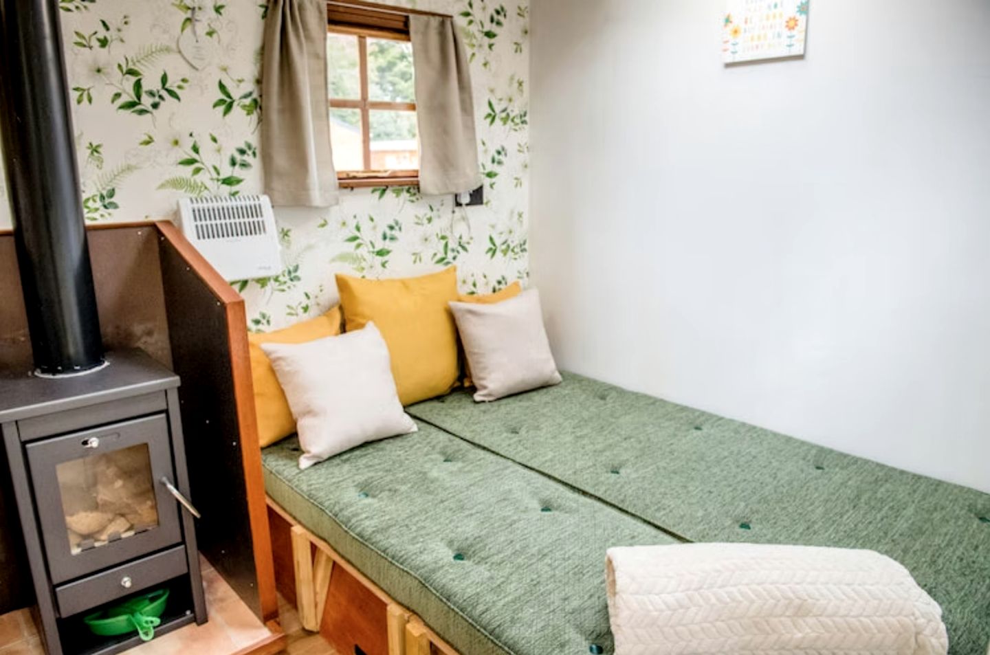 Cozy Rustic Shepherd's Hut with Wood-Burning Stove for a Unique Getaway near Malvern Hills National Landscape, England