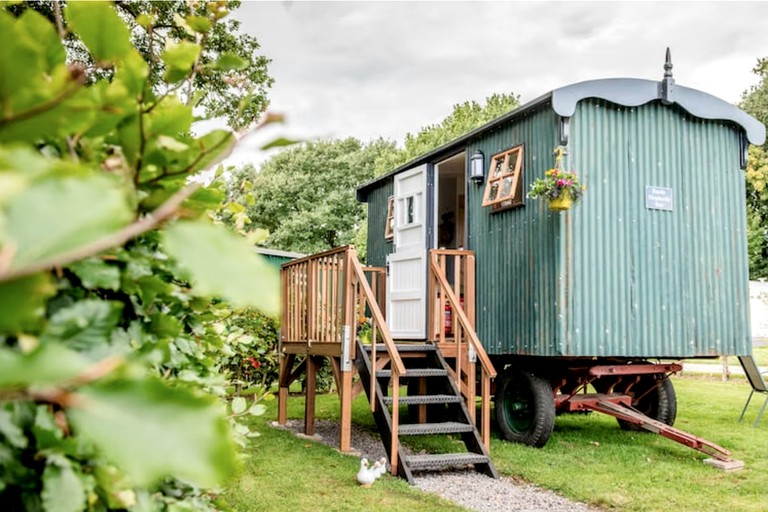 Cozy Rustic Shepherd's Hut with Wood-Burning Stove for a Unique Getaway near Malvern Hills National Landscape, England