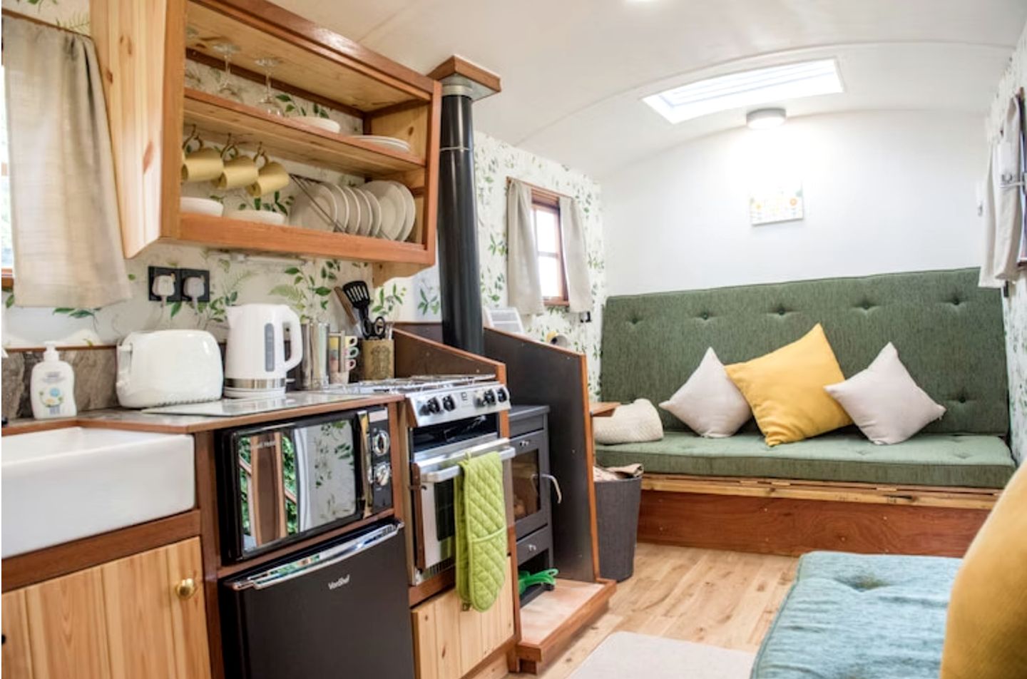 Cozy Rustic Shepherd's Hut with Wood-Burning Stove for a Unique Getaway near Malvern Hills National Landscape, England