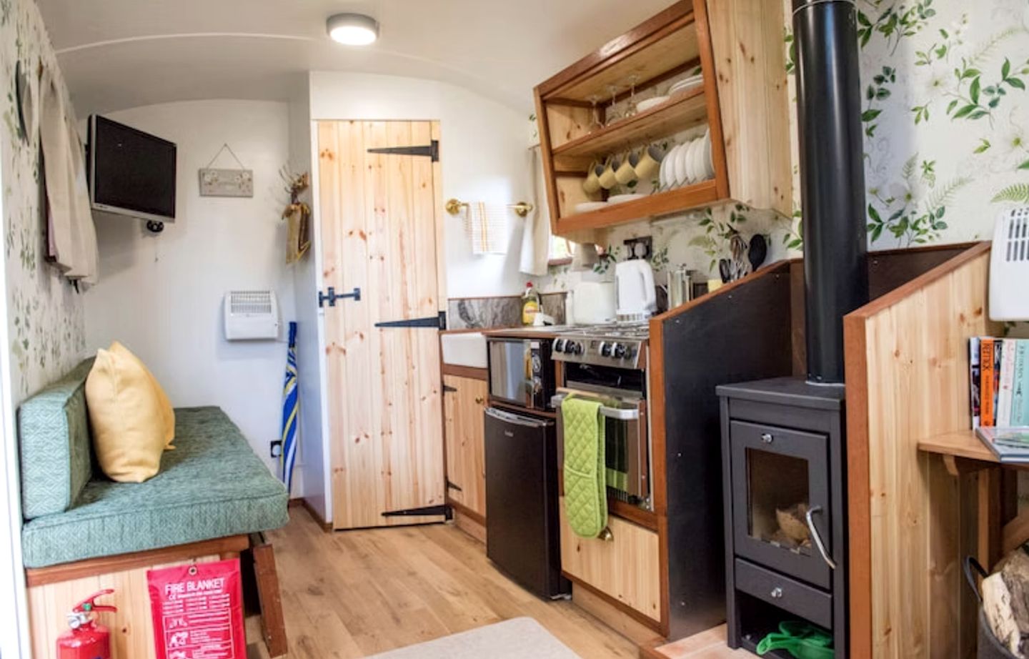 Cozy Rustic Shepherd's Hut with Wood-Burning Stove for a Unique Getaway near Malvern Hills National Landscape, England