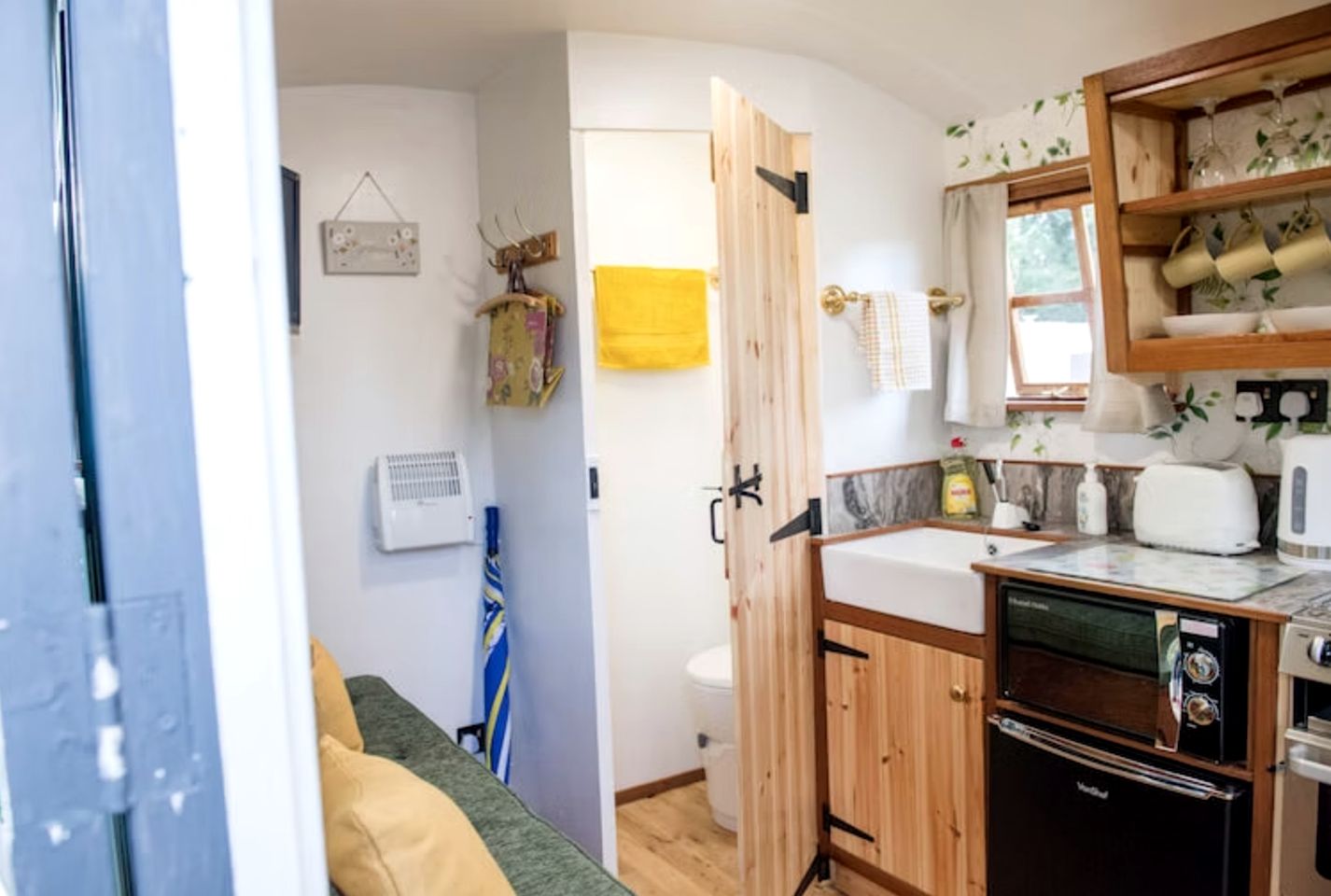 Cozy Rustic Shepherd's Hut with Wood-Burning Stove for a Unique Getaway near Malvern Hills National Landscape, England