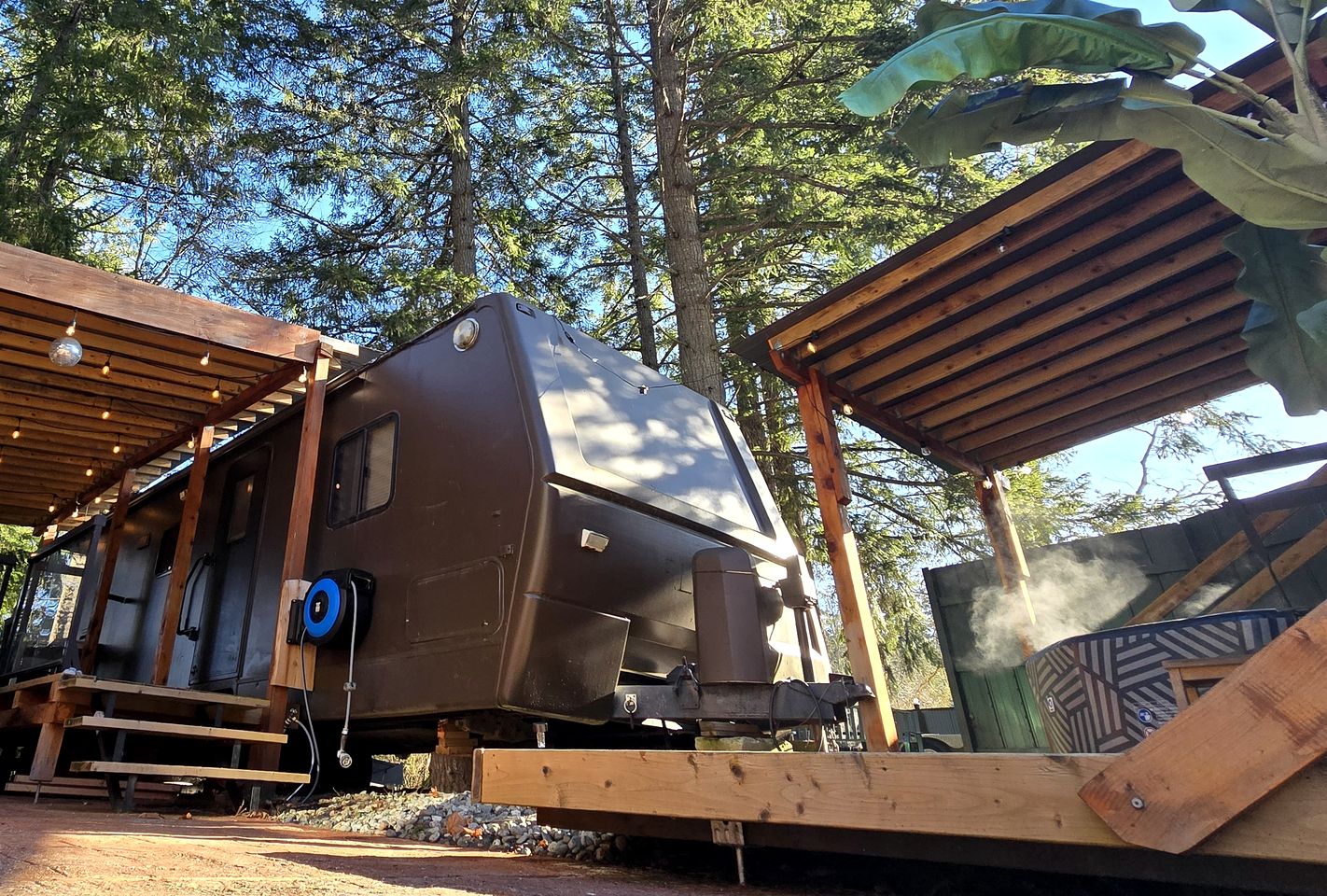 Cozy Modern Caravan with Private Hot Tub for a Peaceful Secluded Escape in Duncan, British Columbia