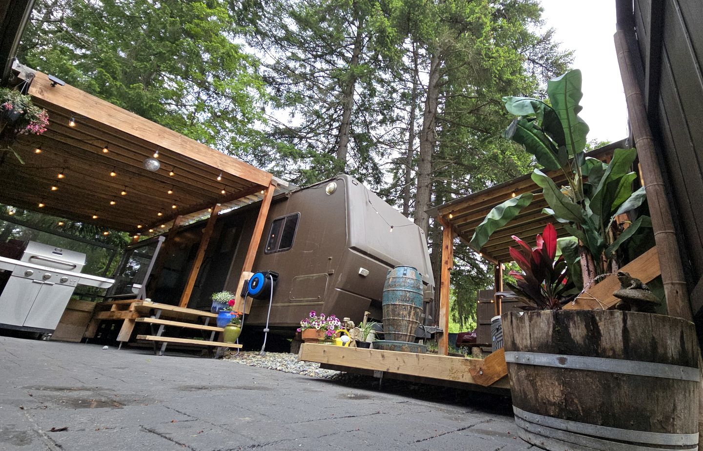 Cozy Modern Caravan with Private Hot Tub for a Peaceful Secluded Escape in Duncan, British Columbia