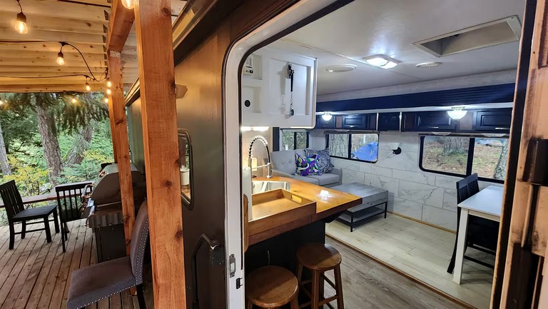 Caravans (Canada, Duncan, British Columbia)