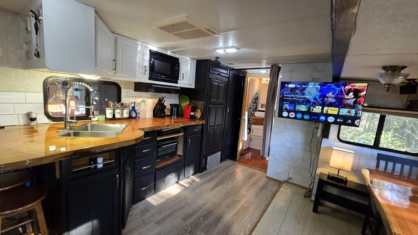 Cozy Modern Caravan with Private Hot Tub for a Peaceful Secluded Escape in Duncan, British Columbia