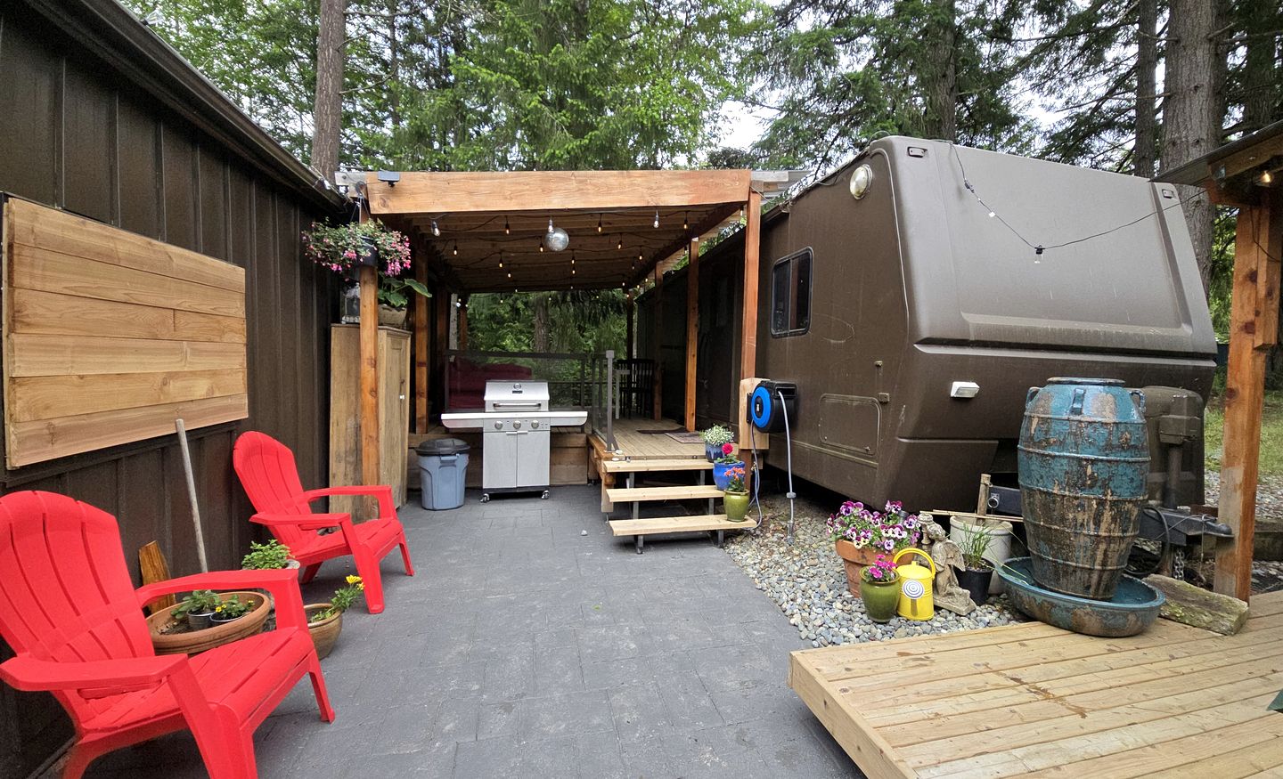 Cozy Modern Caravan with Private Hot Tub for a Peaceful Secluded Escape in Duncan, British Columbia