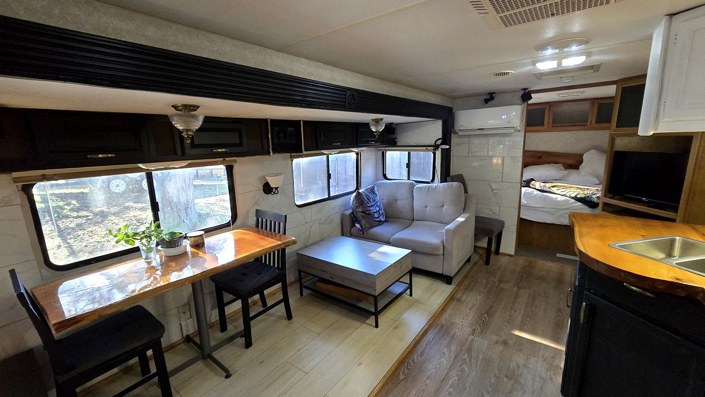 Cozy Modern Caravan with Private Hot Tub for a Peaceful Secluded Escape in Duncan, British Columbia