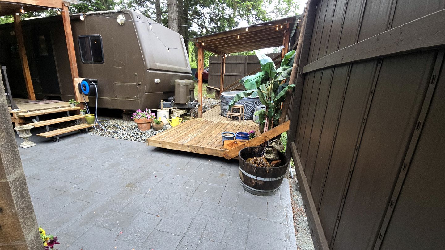 Cozy Modern Caravan with Private Hot Tub for a Peaceful Secluded Escape in Duncan, British Columbia