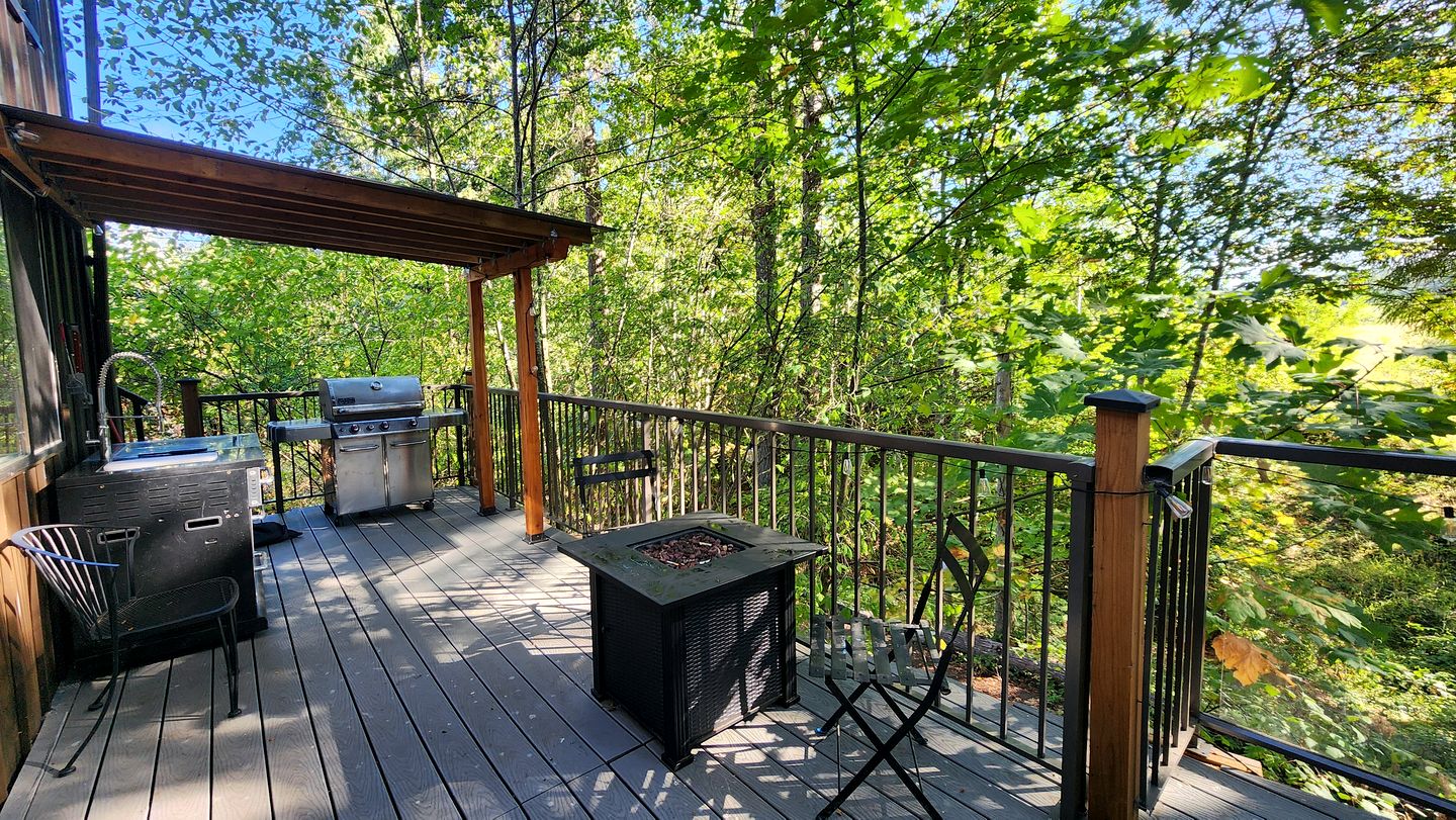 Beautiful Unique Vacation Rental with Incredible Outdoor Space Including Hot Tub, Outdoor Kitchen, and Forest Views in Duncan, British Columbia